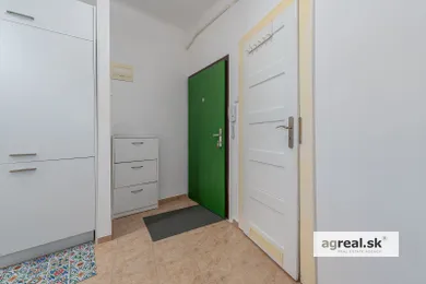 Na predaj 2-izbový byt, 68 m², Bratislava-Nové Mesto, Jiskrova