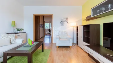 Na prenájom 4-izbový byt, 82 m², Bratislava-Petržalka, Romanova