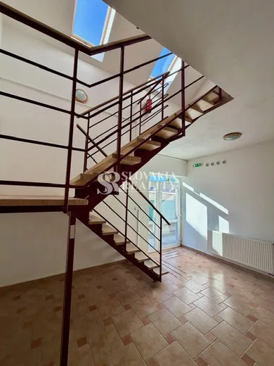 Na prenájom komerčné, 51 m², Nitra, Novozámocká