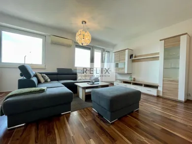 Na prenájom 2-izbový byt, 77 m², Bratislava-Nové Mesto, Hálkova