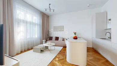 Na predaj 3-izbový byt, 73 m², Bratislava-Staré Mesto, Flöglova