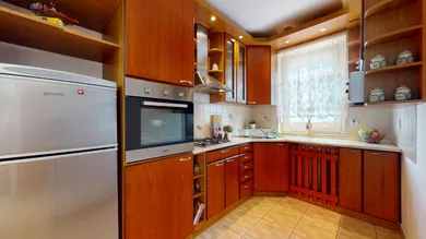 Na predaj 4-izbový dom, 167 m², Bratislava-Ružinov, Bulharská