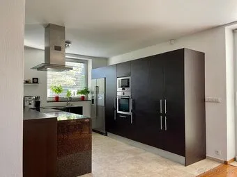 Na prenájom 5-izbový dom, 450 m², Bratislava-Rusovce, Septímiová
