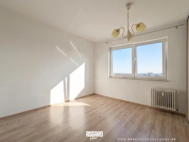 Na predaj 3-izbový byt, 69 m², Levice, Dopravná