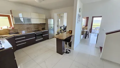 Na prenájom 7-izbový dom, 240 m², Bratislava-Karlova Ves
