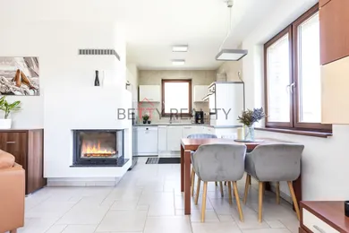 Domy na sprzedaż, 4-pokojowe, Slovenský Grob · €426 000