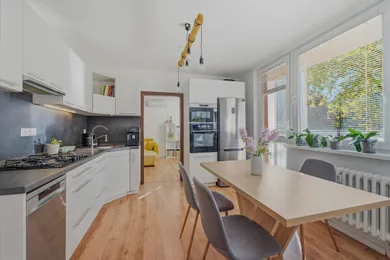 Na predaj 3-izbový byt, 72 m², Trnava, Trnava / Vladimíra Clementisa