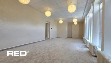 Kiadó kereskedelmi ingatlanok, Žilina · €546
