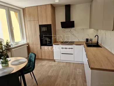 Mieszkania na sprzedaż, 3-pokojowe, Žilina · €249 999