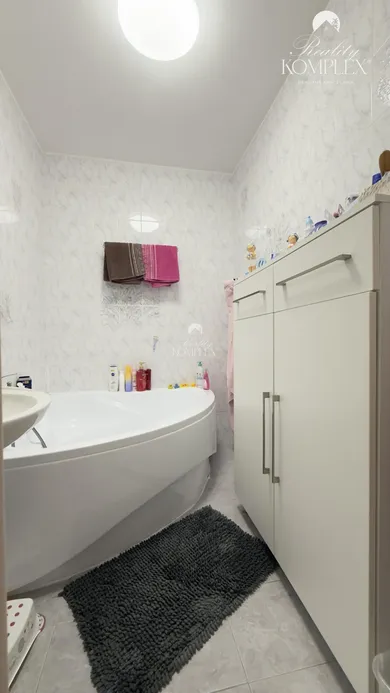 Na prenájom 3-izbový byt, 75 m², Komárno, Biskupa Királya