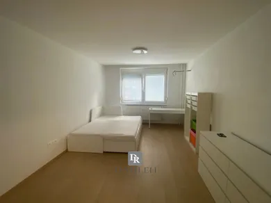 Na prenájom 3-izbový byt, 95 m², Bratislava-Ružinov, Jégého