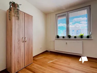 Na prenájom 3-izbový byt, 83 m², Nitra, Novomeského