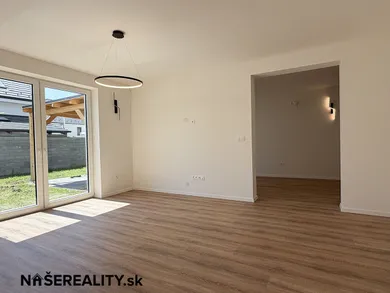 Na prenájom 6-izbový dom, 77 m², Kalinkovo, Hlavná