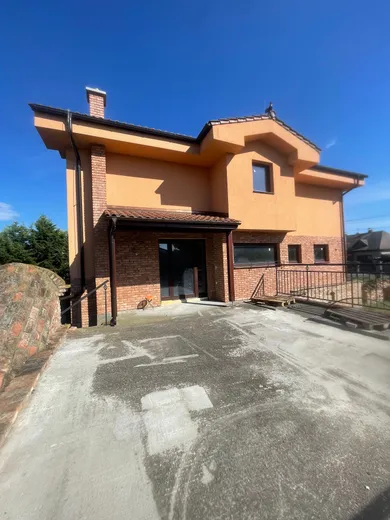 Na predaj 7-izbový dom, 280 m², Hviezdoslavov, Čerešňarka