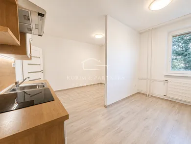 Na predaj 2-izbový byt, 33 m², Komárno, Selyeho