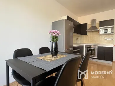 Na prenájom 3-izbový byt, 64 m², Trenčín, Východná