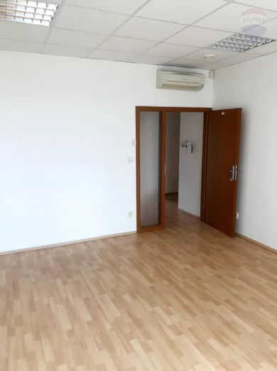 Na prenájom komerčné, 184 m², Bratislava-Staré Mesto, Pražská