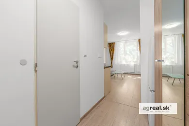 Na predaj 1-izbový byt, 24 m², Bratislava-Petržalka, Betliarska