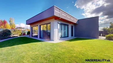 Будинки на продаж, 4-кімнатні, Pezinok · €575 000