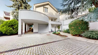 Na predaj 5-izbový dom, 359 m², Bratislava-Staré Mesto, Tichá