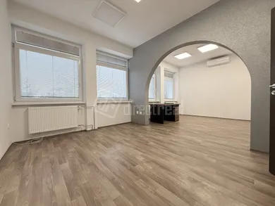 Na prenájom komerčné, 17 m², Dunajská Streda, Letištná