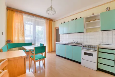Na predaj 4-izbový dom, 180 m², Veľký Meder, Kúpeľná