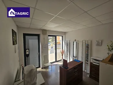Na prenájom komerčné, 20 m², Komárno, Petőfiho ul.