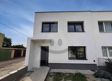 Domy na sprzedaż, 4-pokojowe, Komárno · €250 000