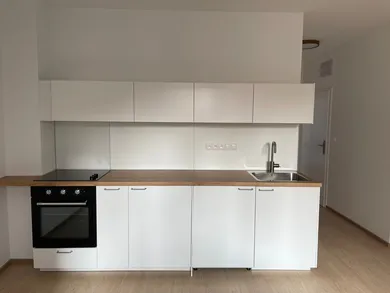 Na prenájom 2-izbový byt, 37 m², Bratislava-Staré Mesto, Rajská