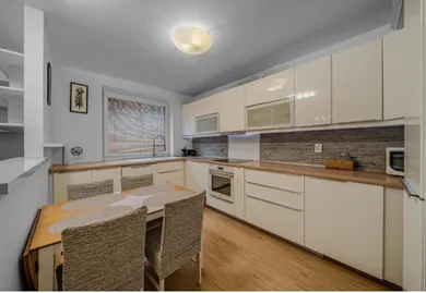 Na predaj 3-izbový byt, 75 m², Bratislava-Staré Mesto, Murgašova