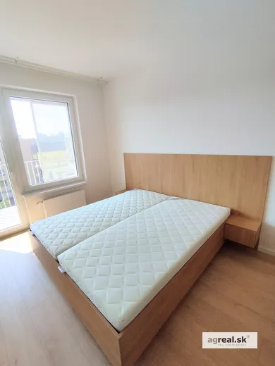 Na prenájom 2-izbový byt, 50 m², Bratislava-Lamač, Jána Langoša