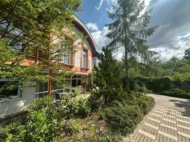 Na prenájom 6-izbový dom, 235 m², Bratislava-Nové Mesto, Čremchová