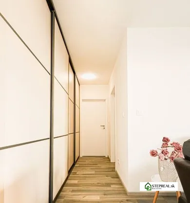 Na predaj 3-izbový byt, 67 m², Bratislava-Petržalka, Údernícka