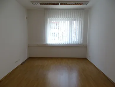 Na prenájom 3-izbový byt, 90 m², Bratislava-Ružinov, Haburská