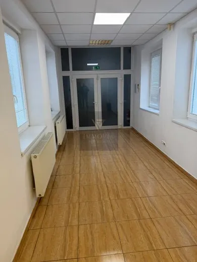 Na prenájom komerčné, 60 m², Trnava, Ulica Hlavná