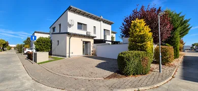 Domy na prenájom 4-izbový, Senec · €1 600