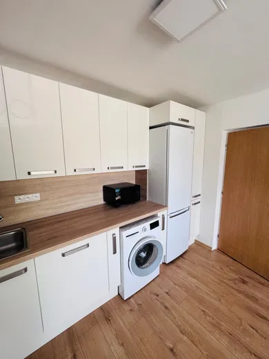 Na prenájom 2-izbový byt, 33 m², Banská Bystrica, Školská