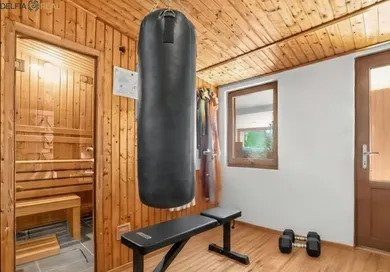 Na predaj 8-izbový dom, 470 m², Horné Saliby