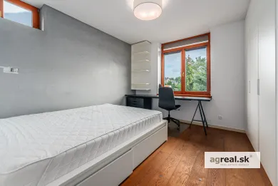 Na prenájom 3-izbový byt, 81 m², Bratislava-Staré Mesto, Červeňova