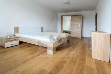Na prenájom 2-izbový byt, 67 m², Žilina, Vlčince I
