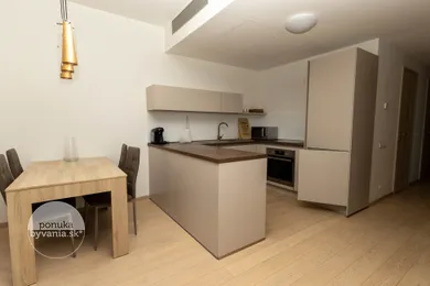 Na prenájom 3-izbový byt, 87 m², Bratislava-Staré Mesto, Továrenská