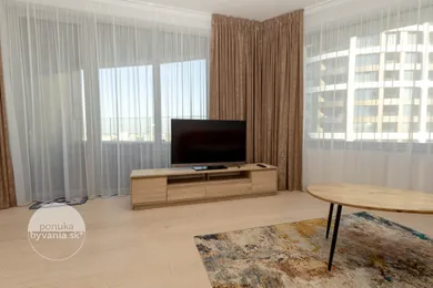 Na prenájom 3-izbový byt, 87 m², Bratislava-Staré Mesto, Továrenská