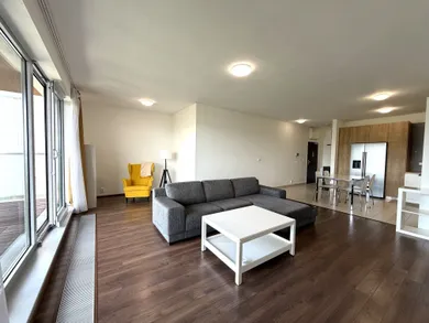 Квартиры в аренду, 3-комнатные, Žilina · €1 100