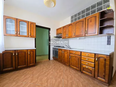 Na predaj 3-izbový byt, 72 m², Levice