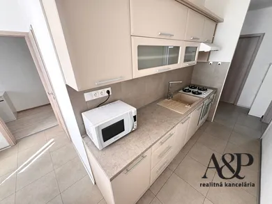 Na prenájom 2-izbový byt, 57 m², Senica, Robotnícka