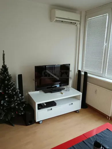Na prenájom 2-izbový byt, 35 m², Bratislava-Podunajské Biskupice