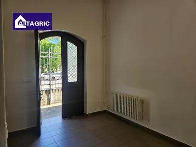 Na prenájom komerčné, 31 m², Komárno, Dunajské Nábrežie