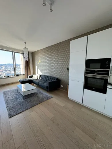 Na prenájom 2-izbový byt, 50 m², Bratislava-Staré Mesto, Továrenská