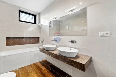 Na predaj 5-izbový dom, 303 m², Bučany