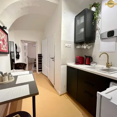 Na prenájom 2-izbový byt, 40 m², Bratislava-Staré Mesto, Obchodná